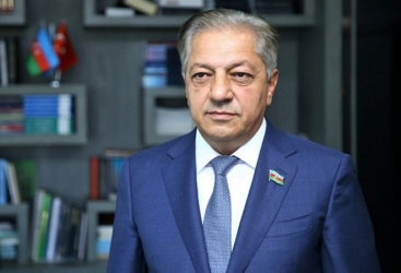 Armen Sarkisyanın müharibə dövründə atdığı addımlar tamaşanın gedişində aktyorun uğursuz improvizasiyalarını xatırladırdı