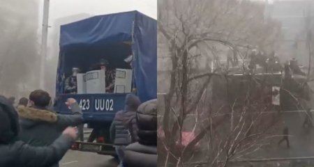 Qazaxıstanda nümayişçilər polisin texnikasını ələ keçirib hökumət binasına doğru hərəkət edir - Video