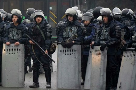 Almatıda silahlı iğtişaşçılar “Mir” telekanalının binasında barrikada qurublar - VİDEO