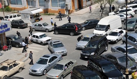 Avtomobilini yolun hərəkət hissəsində və taksi duracaqlarında saxlayanlar 40 manat cərimələnəcək