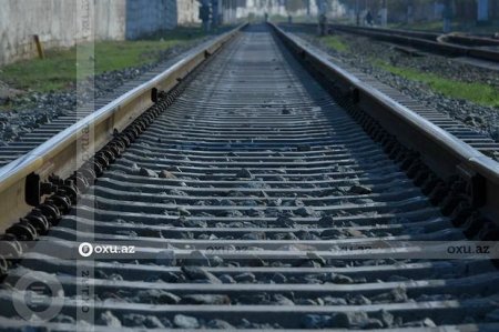 Azərbaycanda DƏHŞƏT: Dəmiryolundan keçmək istəyən şəxsi qatar vurdu