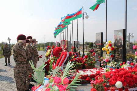 YARALI SİLAHDAŞINA ÖZÜNÜ YETİRƏRKƏN HƏYATINI QURBAN VERƏN İGİD...