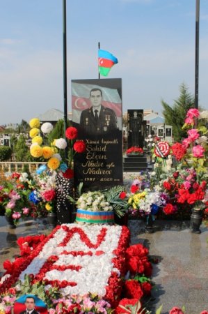 YARALI SİLAHDAŞINA ÖZÜNÜ YETİRƏRKƏN HƏYATINI QURBAN VERƏN İGİD...