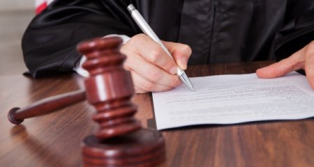 Polis şöbəsində arvadını güllələyən serjantın məhkəməsində şahidlər dindirilib