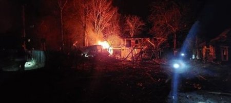 Jitomirə raket atıldı: Dağıntılar altında qalanlar var - FOTO