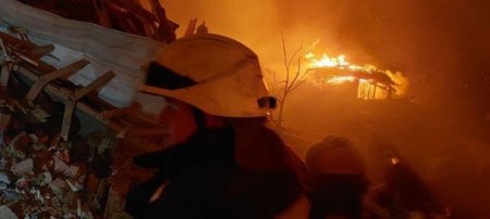 Jitomirə raket atıldı: Dağıntılar altında qalanlar var - FOTO