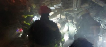 Jitomirə raket atıldı: Dağıntılar altında qalanlar var - FOTO