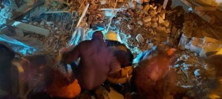 Jitomirə raket atıldı: Dağıntılar altında qalanlar var - FOTO