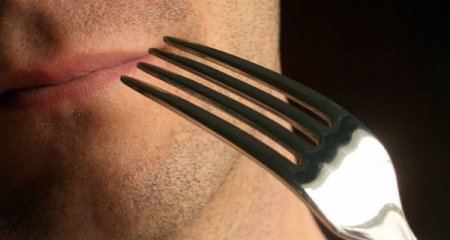 Bakıda evə sərxoş gələn qadın sevgilisinə çəngəllə xəsarət yetirdi