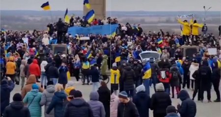 Rusiyanın işğalına etiraz edən ukraynalılar Xerson küçələrinə axışdılar - Video