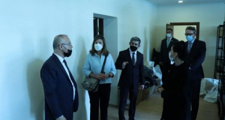 Beynəlxalq Komissiyanın direktoru itkin düşmüş şəxslərin meyit qalıqlarına baxış keçirib