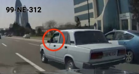 Bakıda ayağını bayıra çıxarıb istirahət edən sürücü - "Ayağım ağrayır" - Video