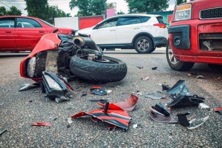 Abşeronda DƏHŞƏTLİ QƏZA: Avtomobillə mopedləri vurdu - Ölən var