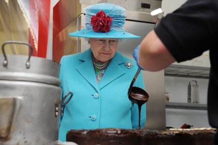 300 dollarlıq konfet və 15 dollarlıq peçenye: II Elizabetin sevimli yeməkləri