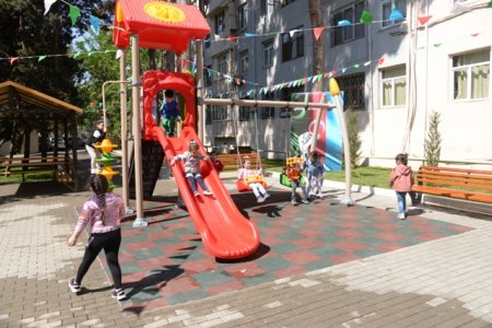 Nəsimi rayonunda daha bir “Abad həyət” layihəsi çərçivəsində abadlaşdırılan növbəti həyətin açılışı oldu -FOTOLAR