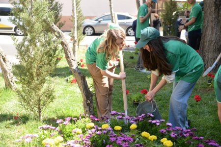 Nəsimi rayonunda daha bir “Abad həyət” layihəsi çərçivəsində abadlaşdırılan növbəti həyətin açılışı oldu -FOTOLAR