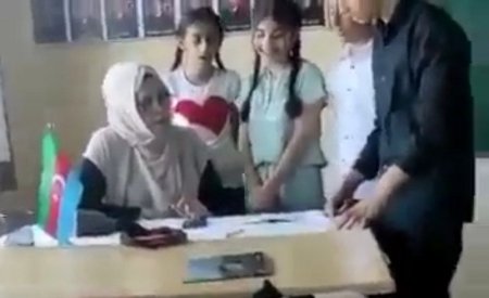 Xameneyiyə tapınan müəllimə əməlli-başlı QAN-QAN DEYİR... - “Salam, Fərmaneh”