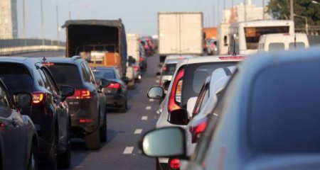 Paytaxtın bu yollarında nəqliyyatın sıxlığı müşahidə edilir