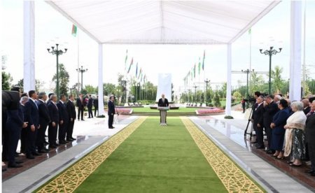 İlham Əliyev: “Biz Özbəkistanın böyük uğurlarını görürük və qardaşlar kimi bütün bunlara görə sevinirik”