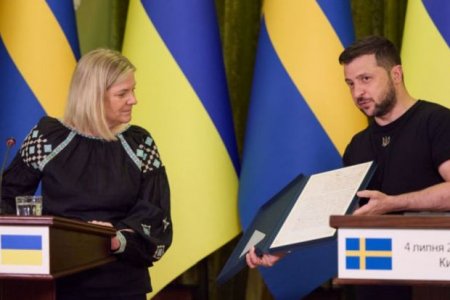 İsveçin baş naziri Zelenskiyə 1711-ci ilin tarixi sənədini təqdim etdi