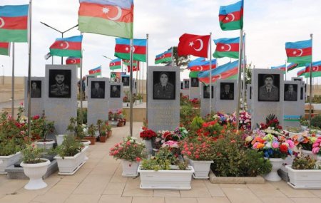 İsmayıllı Rayon İcra Hakimiyyətinin başçısı Nahid Bağırovun iştirakı ilə qazilər, müharibə veteranları Fəxri xiyabanı və İkinci Şəhidlər xiyabanını ziyarət ediblər