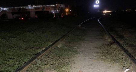 Bakıda dəhşət: dəmiryolunda uzanan kişinin üzərindən qatar keçib - Foto