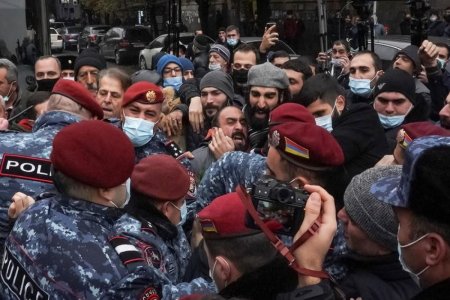 Ermənistanda ölən əsgərlərin anaları yaxınları Paşinyanın həbsini tələb edir