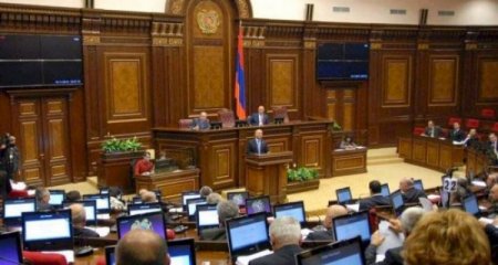Ermənistanda siyasi böhran: 29 deputat mandatdan imtina edir
