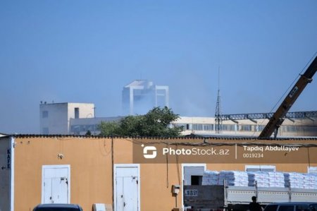 Bakıda baş verən yanğının söndürülməsinə 10-dan artıq texnika cəlb olunub - YENİLƏNİB + FOTO/VİDEO