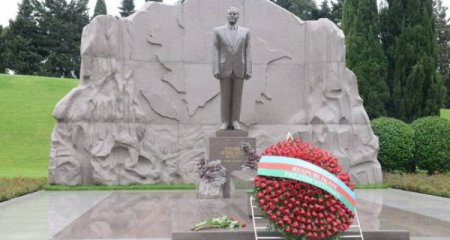 Qazaxıstan Prezidenti ulu öndər Heydər Əliyevin məzarını ziyarət edib