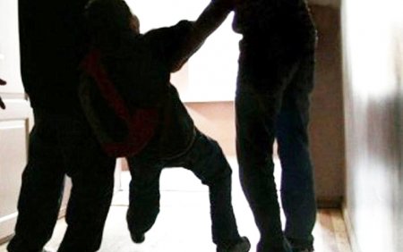 Şagird məktəbdə sinif yoldaşını bıçaqlayıb polisə təslim oldu - TƏFƏRRÜAT