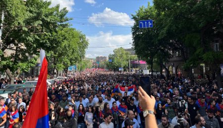 İrəvanda müxalifət Paşinyanın istefası tələbi ilə mitinq keçirib