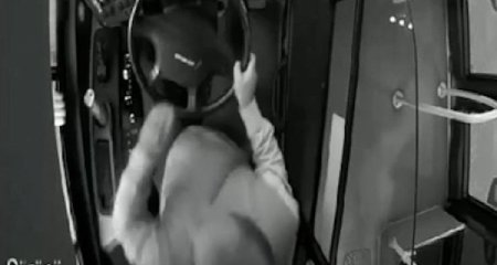 Bakıda naməlum şəxs avtobusa hücum etdi - Anbaan video