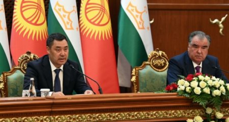 İki prezident üçtərəfli görüşdə bir-biri ilə əl sıxmadı