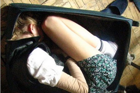 Çamadanda bədəninə sirli rəqəmlər yazılan 12 yaşlı qızın meyiti tapıldı - FOTO/VİDEO