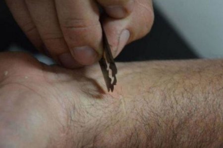 Bakıda dəhşətli intihar hadisəsi: 65 yaşlı kişi özünü doğradı