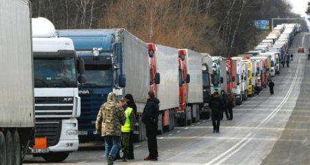 Türkiyə-Gürcüstan sərhədində yük maşınlarının 10 km-lik növbəsi yaranıb