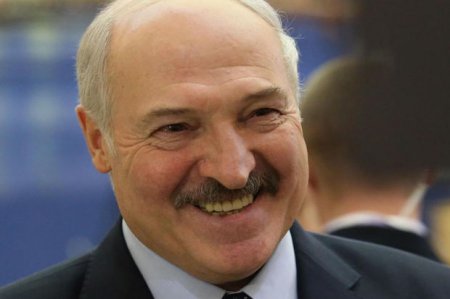 Lukaşenko prezident redaksiyasının jurnalistlərinə bir kisə kartof hədiyyə etdi – FOTO