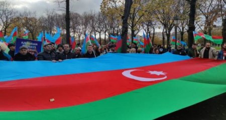 Azərbaycanlılar Fransa Milli Assambleyasının qarşısında etiraz aksiyası keçirirlər