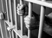 Həbsdə olan qohumuna ayaqqabının içərisində narkotik keçirmək istəyən şəxs saxlanılıb