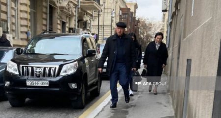 Barəsində məcburi gətirilmə qərarı çıxarılan sabiq rektor məhkəməyə gəldi - Foto