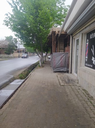 İcra başçısı Lənkəran şəhərinin səkilərini barbarcasına satır - Foto