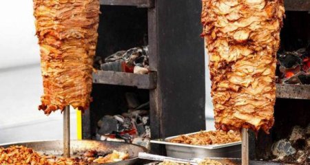 Küçələri “bəzəyən” toyuq dönəri: Niyə nəzarət edən yoxdur?