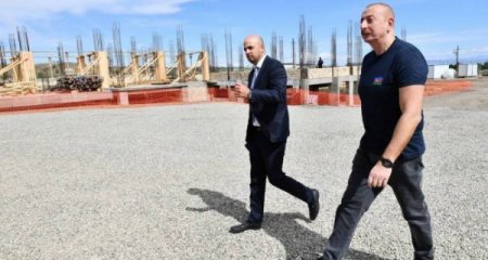 İlham Əliyev Cəbrayıl şəhərində orta məktəbin binasında aparılan tikinti işlərinin gedişi ilə tanış olub