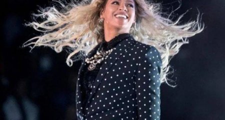 Məşhur müğənni pərəstişkarları üçün metroya 100 min dollar ödədi