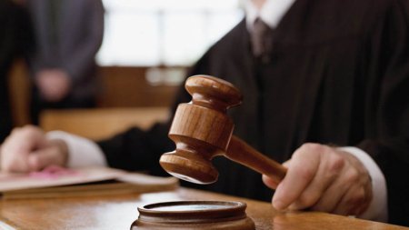 Rüşvətə görə tutulan dekana cəza verildi