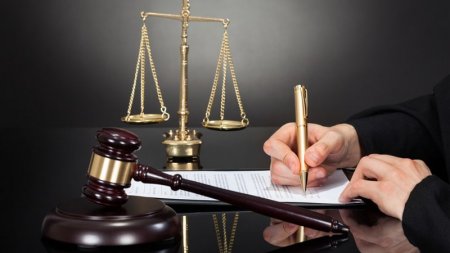 Gənc qızı universitetə işə düzəldəcəyi vədini verdi, 9300 manat aldı