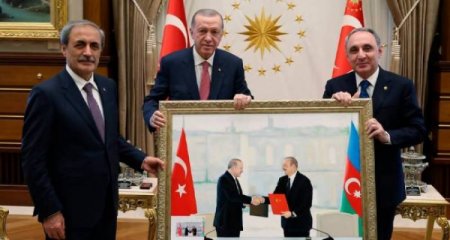 Kamran Əliyev Ərdoğana tarixi rəsm əsəri təqdim edib