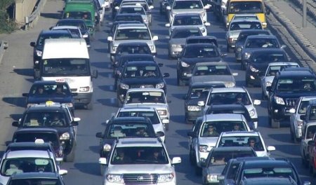 Paytaxt yollarında nəqliyyatın sıxlığı yarandı - SİYAHI