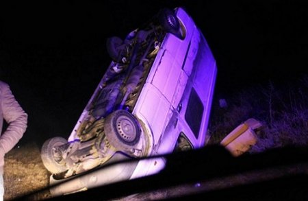 Xocavənddə fəhlələri daşıyan mikroavtobus aşıb - 9 nəfər yaralanıb